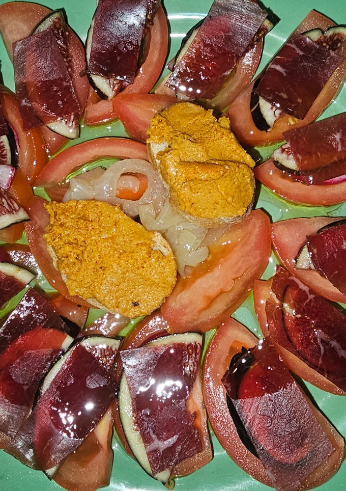 Una foto de Ensalada de tomate con higos