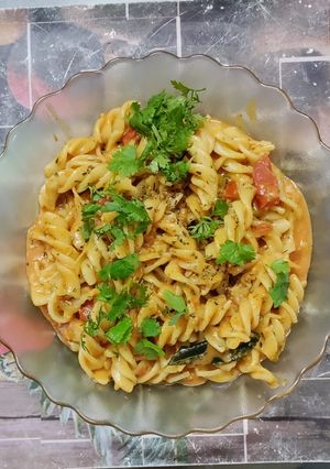 પિંક ગ્રેવી પાસ્તા (Pink Gravy Pasta Recipe In Gujarati) રેસીપી મુખ્ય ફોટો