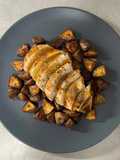 Tagliata di pollo al miele, senape e tabasco con patate al forno