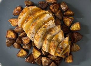 Foto di Tagliata di pollo al miele, senape e tabasco con patate al forno