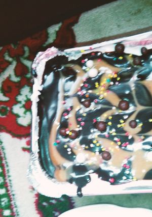 صورة لوصفة كيك الشوكولاتة بالكريمه وصوص الشوكولاته 🌸