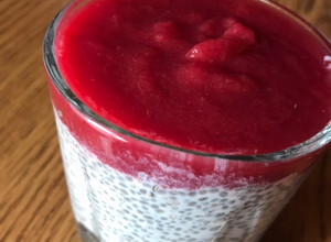 Chia puding almás meggyszósszal recept fotója