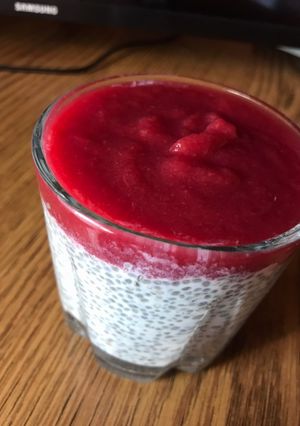 Chia puding almás meggyszósszal recept fotója