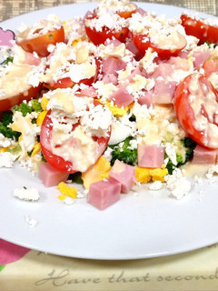 Una foto de Ensalada de brócoli, jamón York y queso
