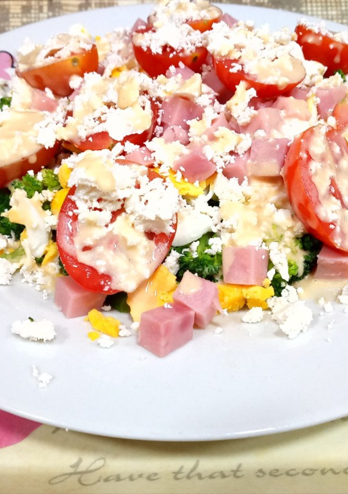 Una foto de Ensalada de brócoli, jamón York y queso