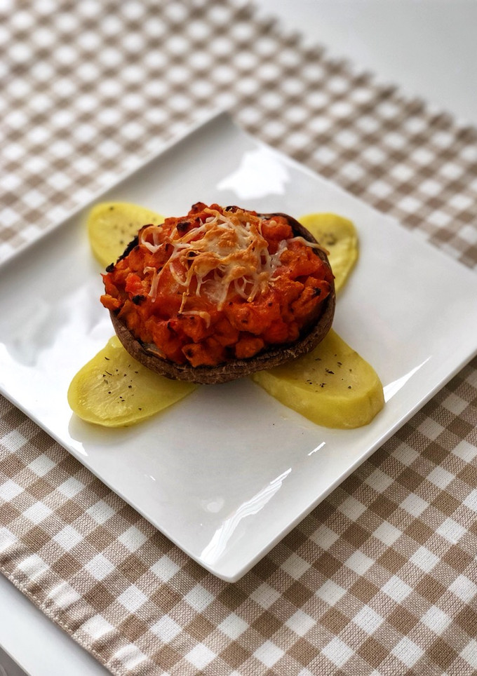 Una foto de Portobello relleno de boloñesa de soja