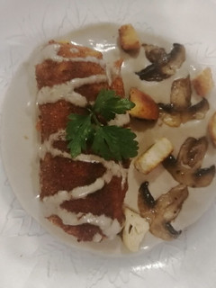 Una foto de Pechugas rellenas con crema de champiñones a base de bechamel