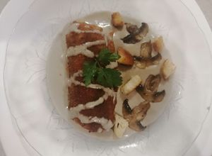 Una foto de Pechugas rellenas con crema de champiñones a base de bechamel