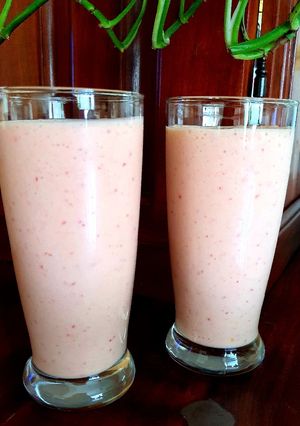 Una foto de Batido de mango y frutilla