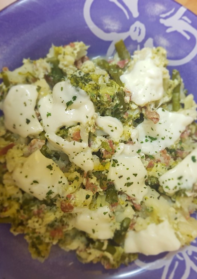 Una foto de Revuelto de verduras con jamón y queso