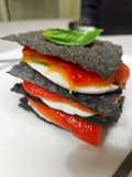 Caprese 3.0 di peperoni e carasau al carbone vegetale 🫑🧀