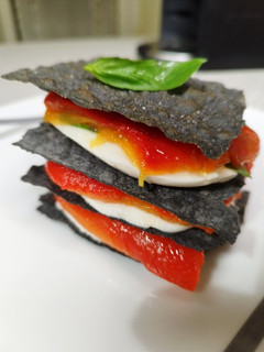 Foto di Caprese 3.0 di peperoni e carasau al carbone vegetale 🫑🧀