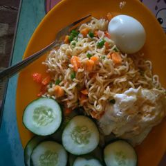 A picture of Noodles stir fry with cucumber and egg.