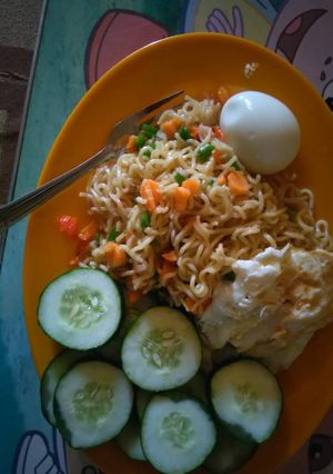 A picture of Noodles stir fry with cucumber and egg.