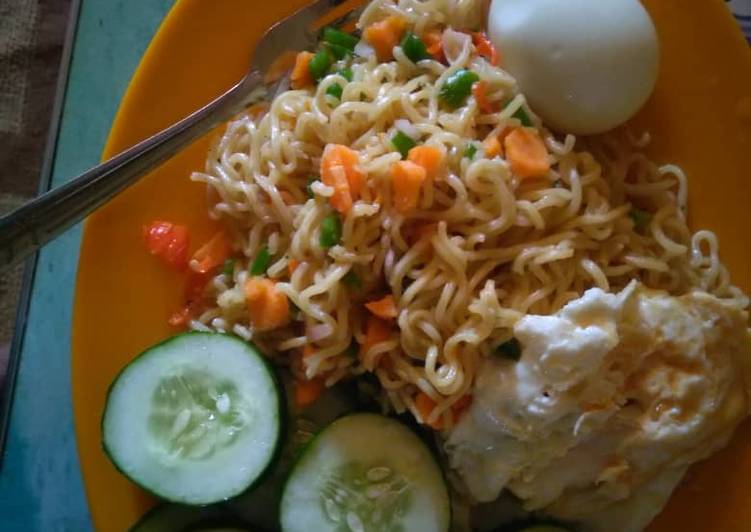 Noodles stir fry with cucumber and egg