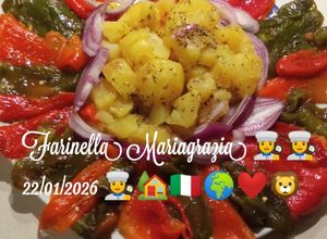 Foto di Nuova insalata di peperoni verdi e rossi del mio orto, patate e cipolla di tropea 👩‍🍳🏡🇮🇹🌍❤️🦁