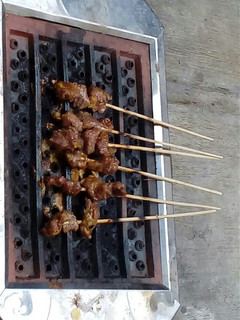 A picture of Indonesian Meat BBQ w/ Peanut Sauce/Sate/Satay.