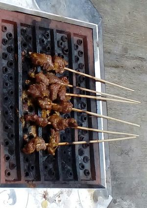 A picture of Indonesian Meat BBQ w/ Peanut Sauce/Sate/Satay.