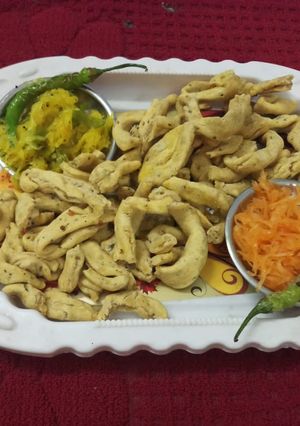 વણેલા ગાંઠિયા (Vanela Ganthiya Recipe In Gujarati) રેસીપી મુખ્ય ફોટો