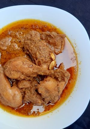 A picture of Chicken in cashew nut gravy.