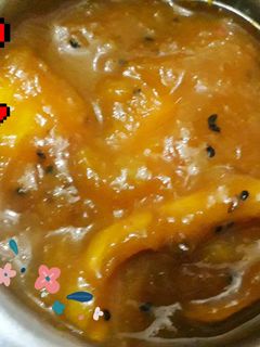 कच्चे आम की खट्टी मीठी चटनी(kachche aam ki khatti mithi chutney recipe in hindi) रेसिपी मुख्य फोटो