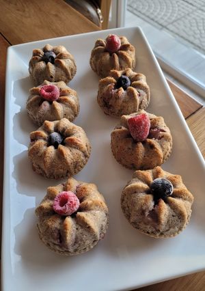Una foto de Muffins de banana y frutilla🍌🍓 Aptos SIBO