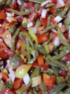 Una foto de Ensalada de nopal con chiles pintos y mezcal con xoconostle y romero las correa