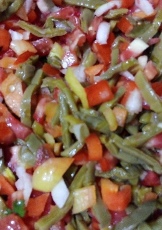 Una foto de Ensalada de nopal con chiles pintos y mezcal con xoconostle y romero las correa