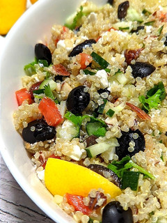 Una foto de Ensalada griega de quinoa