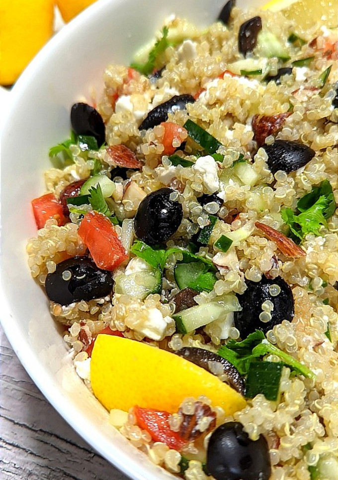 Una foto de Ensalada griega de quinoa