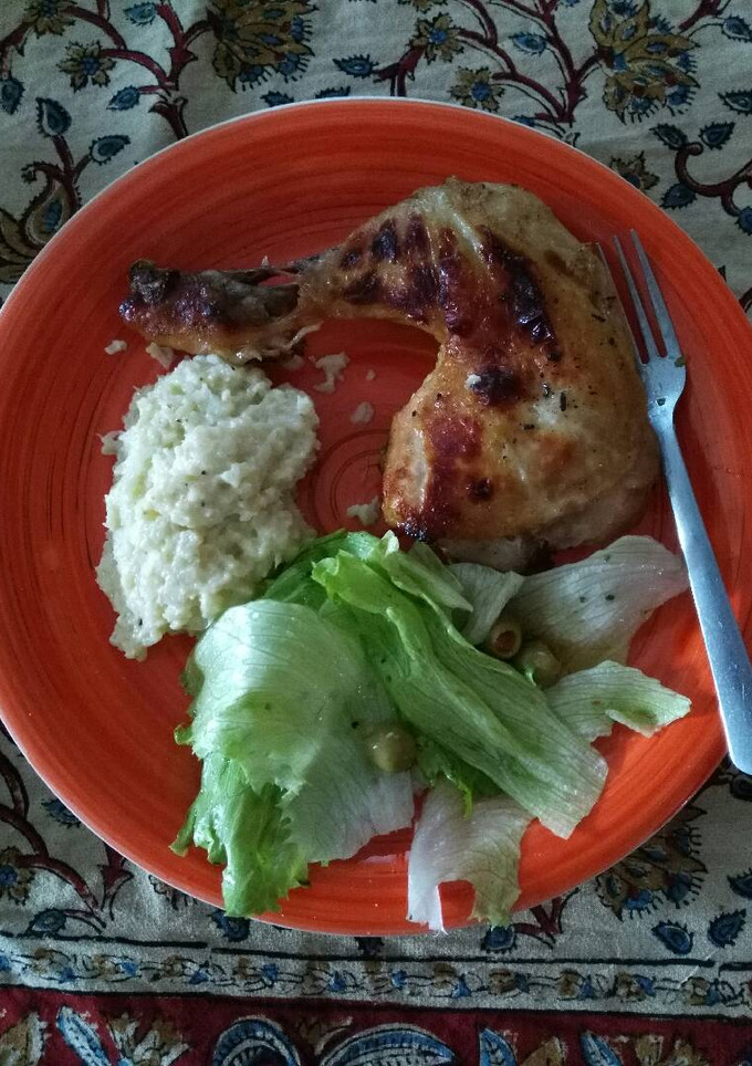 Una foto de Cetogénica: pollo asado, puré de coliflor y ensalada verde