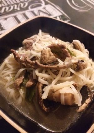 Una foto de Ramen con champiñones y carne