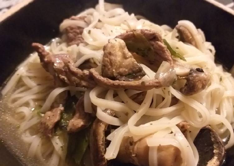 Ramen con champiñones y carne
