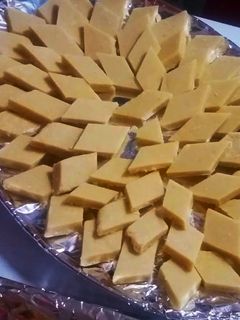 বেসন বরফি(Besan burfi recipe in bengali) রেসিপির প্রধান ছবি
