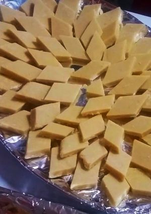 বেসন বরফি(Besan burfi recipe in bengali) রেসিপির প্রধান ছবি