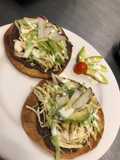 Tostadas de pollo con salsa verde y chipotle