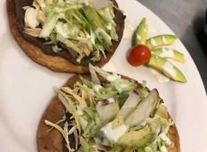 Una foto de Tostadas de pollo con salsa verde y chipotle