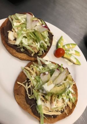 Una foto de Tostadas de pollo con salsa verde y chipotle