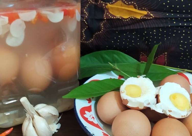 Bagaimana meracik Telur Ayam Asin Berbumbu yang Enak Banget