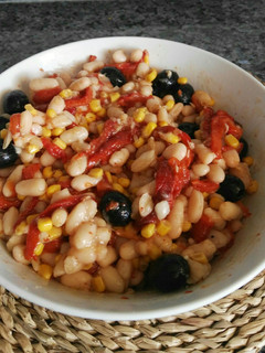 Una foto de Ensalada de alubias blancas y pimientos asados