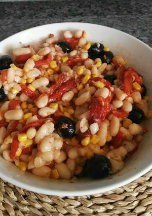 Una foto de Ensalada de alubias blancas y pimientos asados