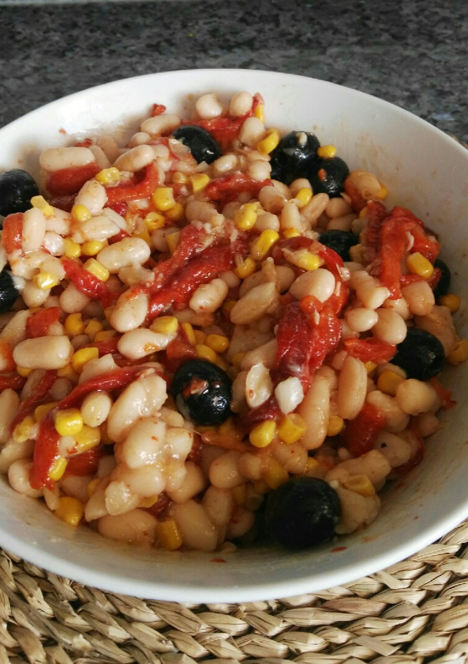 Una foto de Ensalada de alubias blancas y pimientos asados