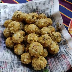 A picture of Sabhudana balls.