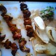 Pinchos de carne y vegetales con pico de gallo