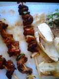 Pinchos de carne y vegetales con pico de gallo
