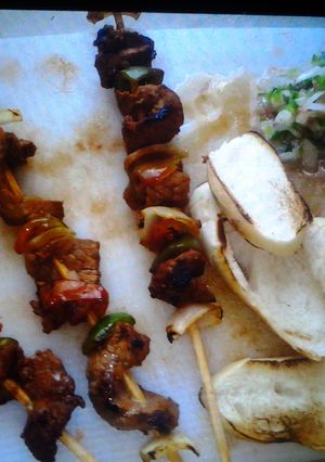Una foto de Pinchos de carne y vegetales con pico de gallo