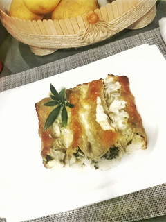 Una foto de Canelones con espinaca y requesón