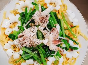 Hình của món Mì xào mực cải ngọt.