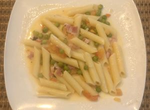 Una foto de Pasta con chícharos y tocino