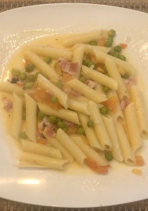 Una foto de Pasta con chícharos y tocino